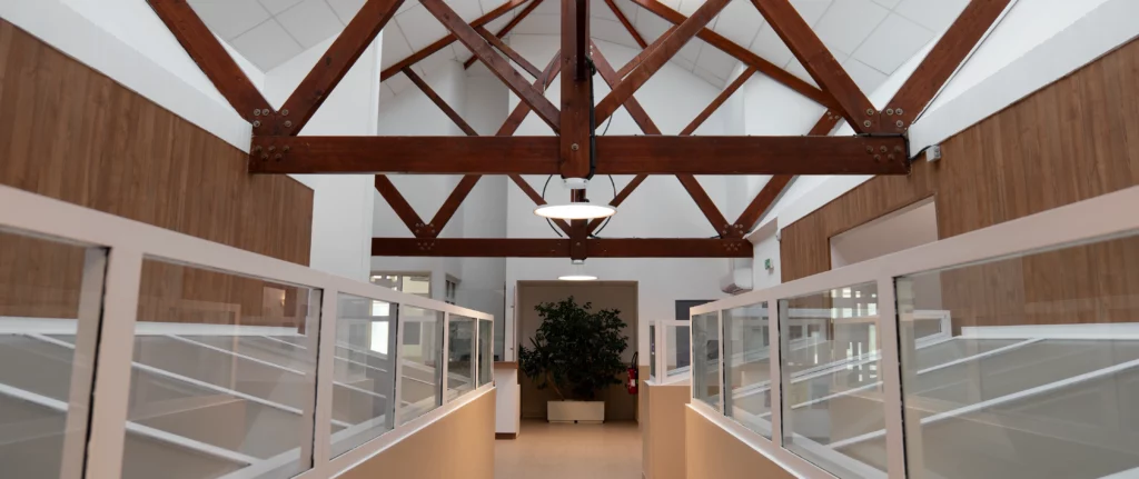 Rénovation d'une clinique stains (couloir avec poutres en bois)