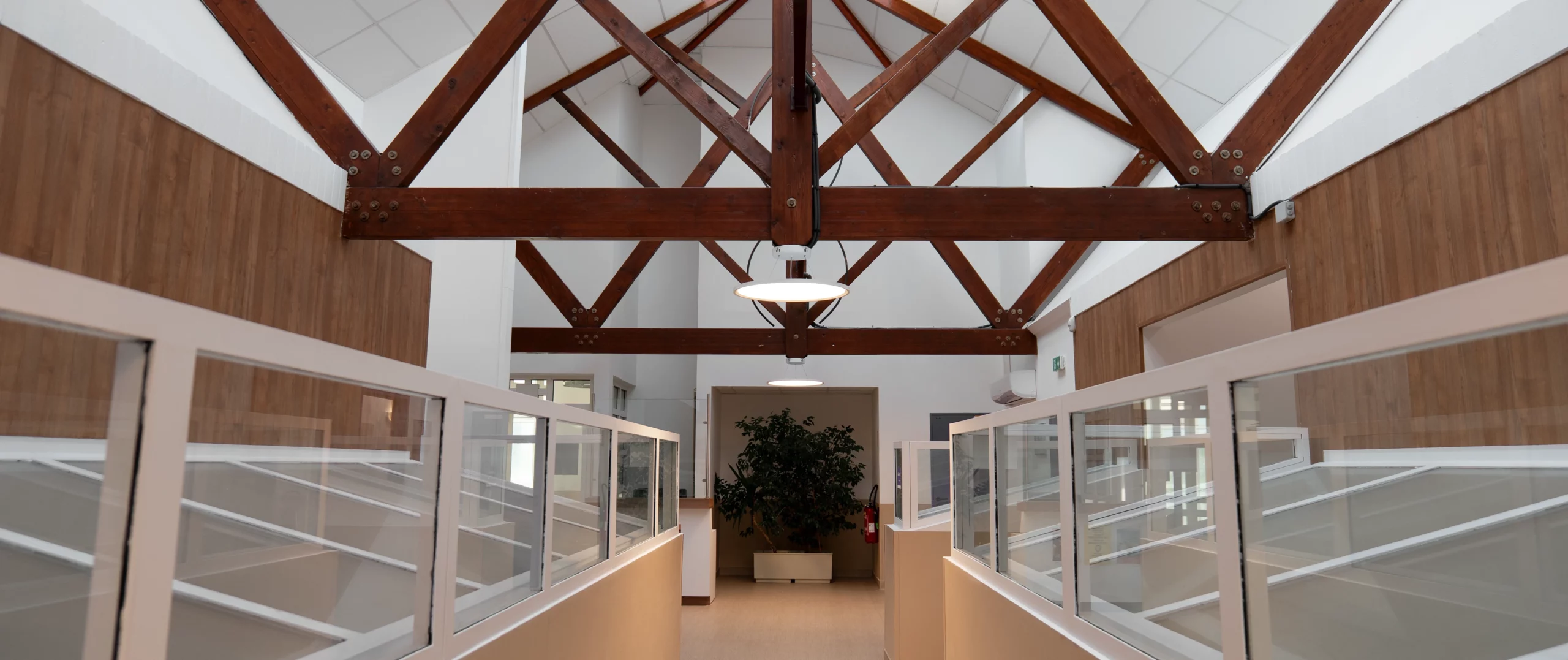 Rénovation d'une clinique stains (couloir avec poutres en bois)